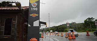 Policiais Rodoviários salvam bebê engasgado na Mogi-Bertioga