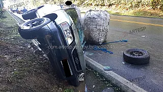 Carro invade pista contrária e caminhonete tomba após colisão na Mogi-Bertioga