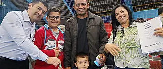 Famílias recebem chaves das 500 moradias do Bosque das Flores