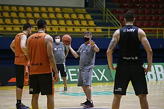 Guerrinha trabalha defesa e novas opções de ataque para sequência do NBB