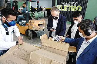 Ashiuchi conhece empresa de tratamento de resíduos