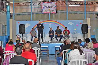 Moradores recebem matrículas de imóveis regularizados na Vila Barros