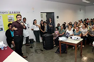 Evento orienta público idoso sobre saúde auditiva e qualidade do sono