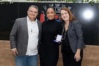 Blogueira suzanense Sah Oliveira é homenageada na Câmara