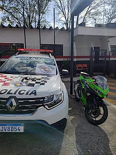 Polícia apreende uma moto roubada e um revólver em Suzano