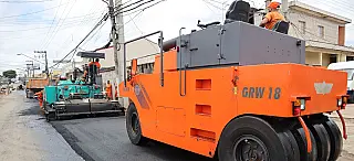 Rua Caboclos recebe aplicação de massa asfáltica