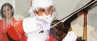 Violinista se transforma em grandes personagens para apresentações