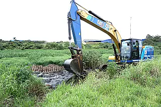 Suzano realiza limpeza de valas de drenagem do Rio Una