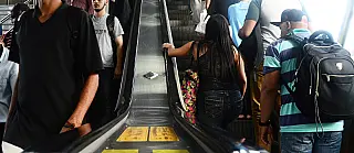 Passageiros reclamam de escada rolante da Estação de Suzano