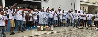 Familiares e amigos de ambulantes mortos em posto reivindicam Justiça