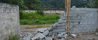 Moradores do Rincão das Lendas reclamam de muro em via férrea