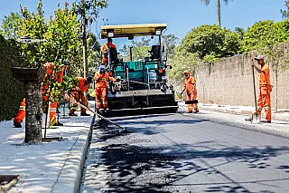 Obras no Parque Alvorada avançam com aplicação de asfalto na rua do Palácio