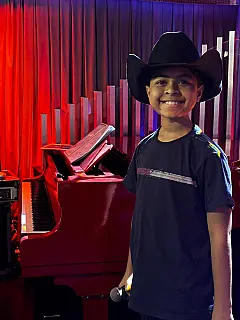 Leozinho participa do "Talk Raul", programa de Raul Gil, com músicas autorais.