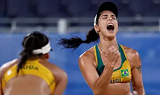 Ágatha e Duda avançam às oitavas no vôlei de praia