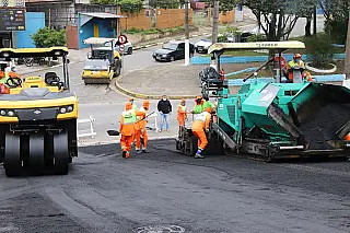 Ashiuchi vistoria obra de recapeamento no Jardim Revista