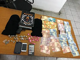 GCM apreende drogas, arma de brinquedo, celulares, dinheiro e toucas ninja em casa no Jardim Lincoln