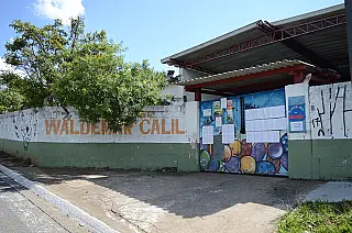 Mães temem que caixa d'água caia sobre salas de aula