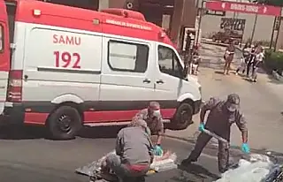 Dois pedestres são atropelados por motocicleta na Rua Prudente de Moraes