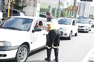 Trânsito de Suzano e Bombeiros orientam motoristas sobre direção responsável