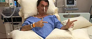 Bolsonaro sai da cama pela primeira vez desde ataque