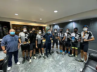 Ashiuchi recebe equipe campeã em desafio de mountain bike