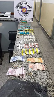 Polícia apreende drogas e dinheiro durante operação em Suzano
