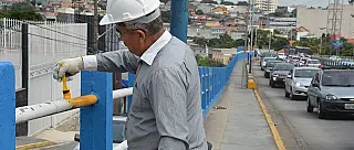 Viaduto Tancredo Neves recebe revitalização no Centro de Poá