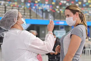 Covid-19: 75% dos adultos tomam a primeira dose no Brasil