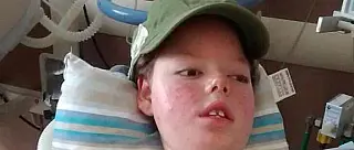 Família luta na Justiça para levar filho com síndrome rara para casa