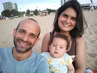 Pais reforçam ‘vaquinha’ para continuidade no tratamento de filha com paralisia