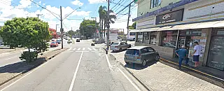 Mulher é atropelada na SP-66 e fica gravemente ferida na perna
