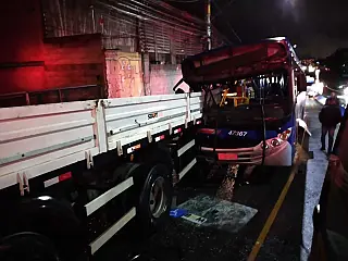 Acidente entre ônibus e carreta deixa nove feridos em Suzano; polícia investiga o caso
