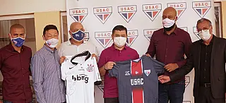 Ashiuchi faz visita a sede do Usac, elogia estrutura e ganha camisa do time