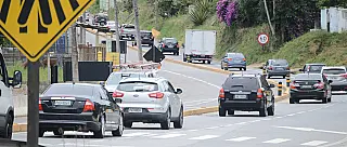 Rodovia Mogi-Bertioga recebe tráfego intenso no sentido litoral