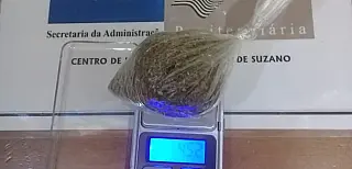 Pai e companheira de detentos são flagrados com drogas no CDP de Suzano