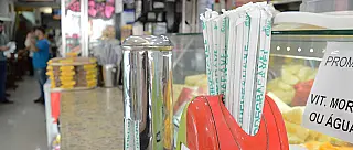 Comércio se antecipa à fiscalização e começa a trocar canudos plásticos