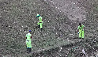 Equipes da Secretaria de Serviços Urbanos de Mogi dão continuidade à roçada no piscinão