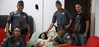 Polícia se mobiliza para ajudar menina de 5 anos que sofreu AVC