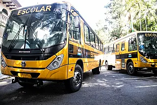 Ferraz recebe cinco ônibus escolares