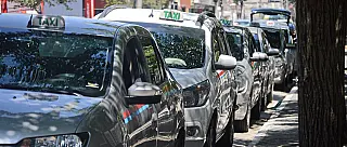 Taxistas relatam queda nas viagens por conta de crise e Uber