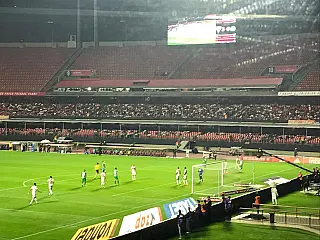 São Paulo goleia a Chapecoense por 4 a 0 e volta a zona de classificação da Libertadores