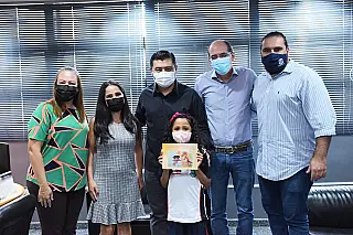 Ashiuchi recebe aluna escritora da rede municipal de ensino