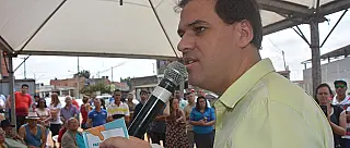 Gian Lopes assina termo para início de regularização fundiária