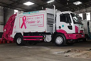 Caminhão de coleta é personalizado para campanha do outubro rosa