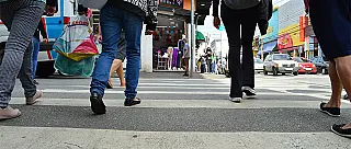 Pelo menos 16 pedestres atravessam fora da faixa a cada 15 minutos