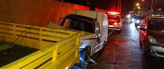 Carros abandonados são retirados das ruas de Poá