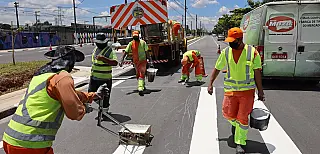 Avenida Brasil recebe implantação de ciclofaixa