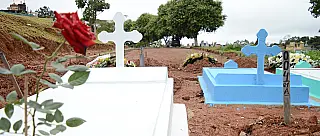 Covid-19 obriga 49 famílias a velarem parentes de caixão lacrado em Suzano