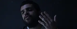 Em novo single, Simas descreve o mundo com 'Dois Dedos'