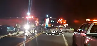 Batida frontal entre dois carros deixa dois mortos na Rodovia Índio-Tibiriçá, em Suzano